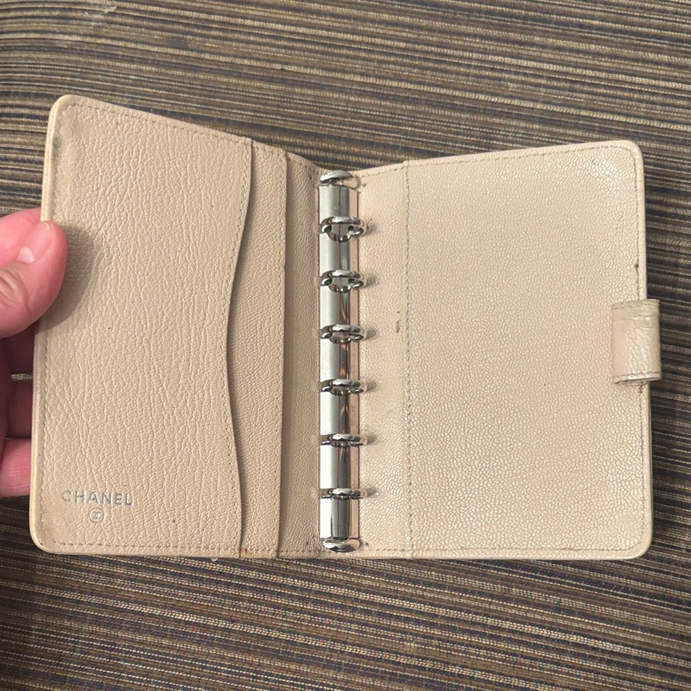 CHANEL Black Quilted and beige Leather agenda wallet with Silver CC hardware - Picture 4 of 5